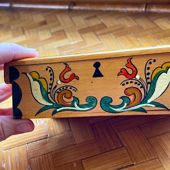 Folk art handpainted wooden box from Norway vintage - Picture 2 of 12